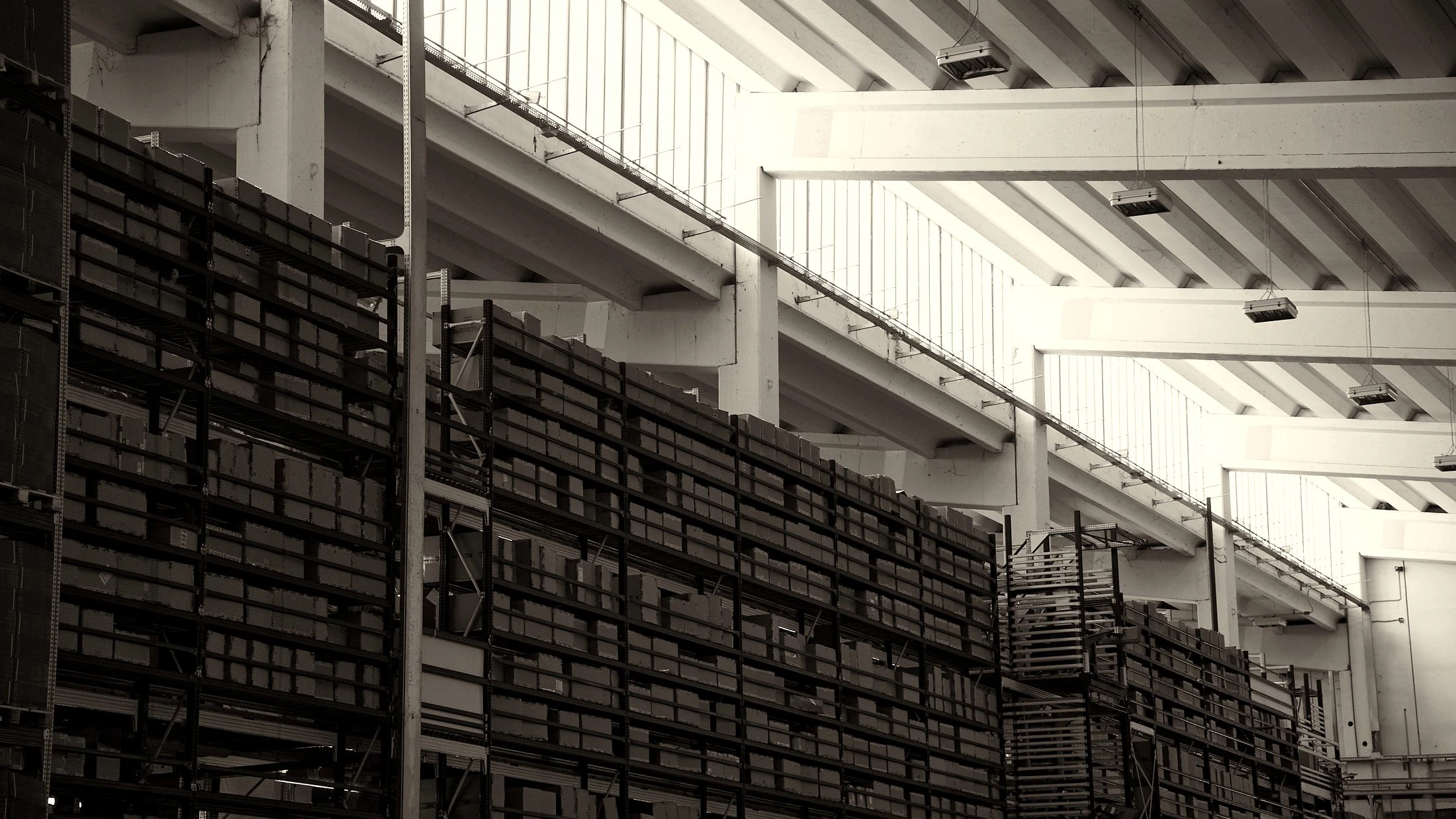 Scaffalature high-bay che si estendono in un ampio magazzino logistico Snatt