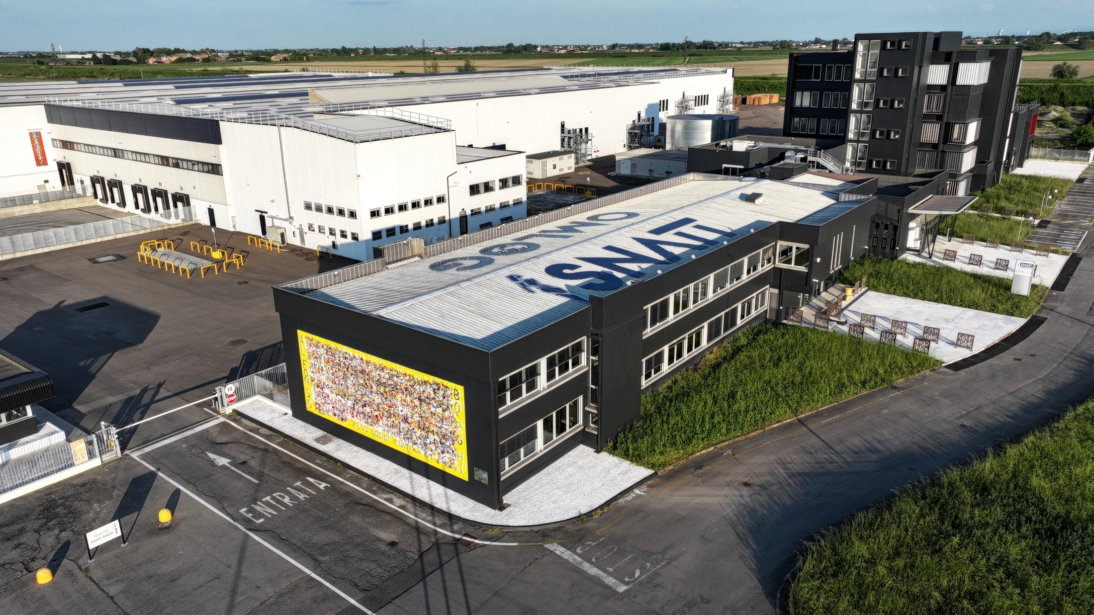 Vista aerea di un hub logistico con piazzali, cortili ed edifici di magazzino