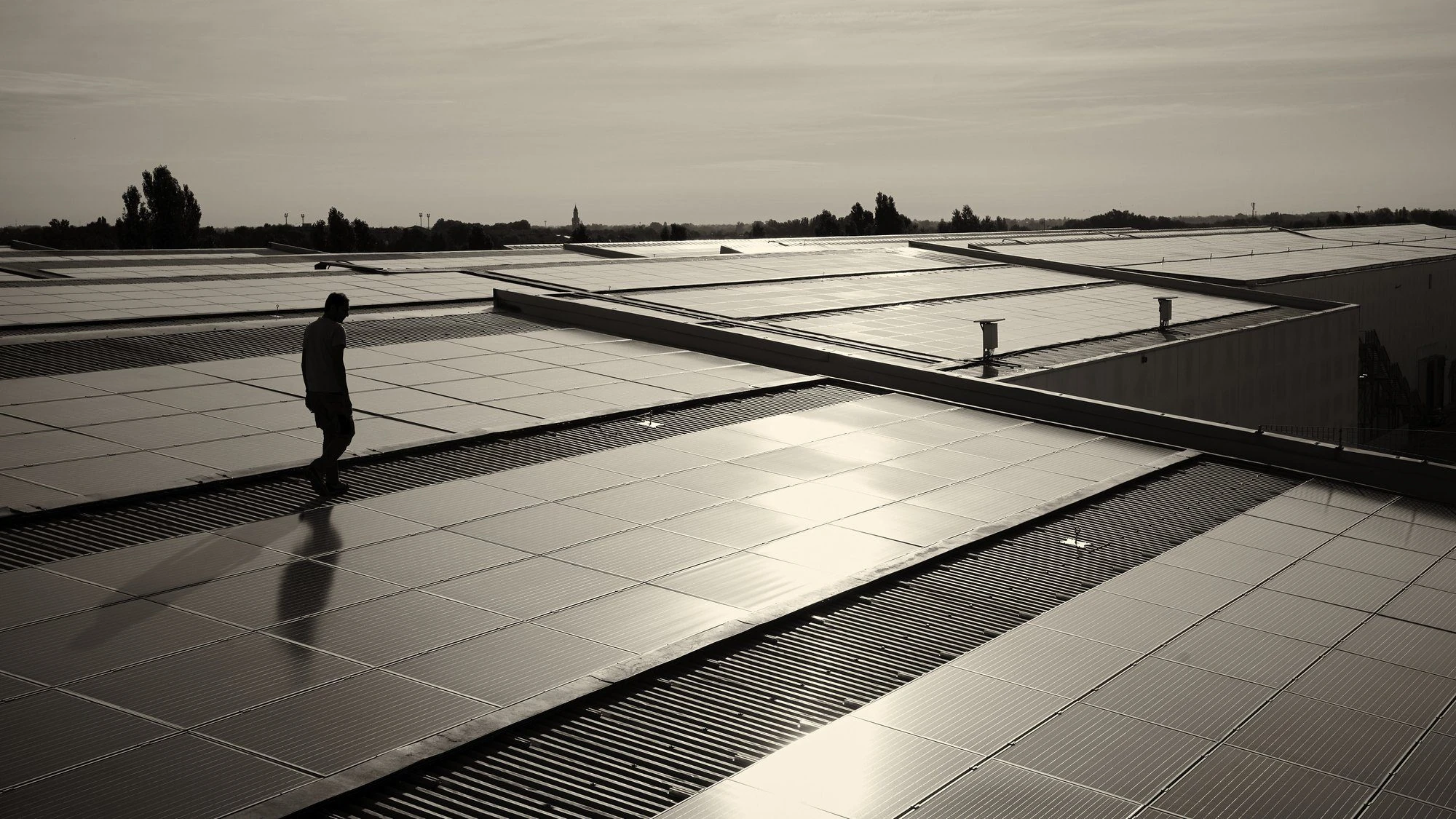 Tecnico Snatt Logistica su un tetto fotovoltaico, energia pulita nel campus dei magazzini