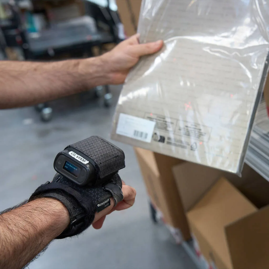 Operatore Snatt con scanner di codici a barre indossabile